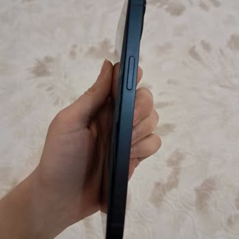 Teléfono iPhone 13 tiene batería inflada, riesgo de seguridad