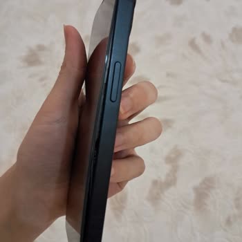 Teléfono iPhone 13 tiene batería inflada, riesgo de seguridad