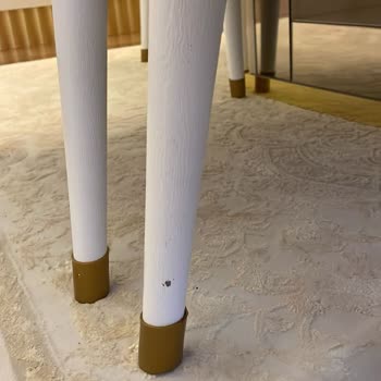 Metal Ayaklı Sandalyeler Yerine Plastik Ve Boyası Dökülen Ürün Teslim Edildi