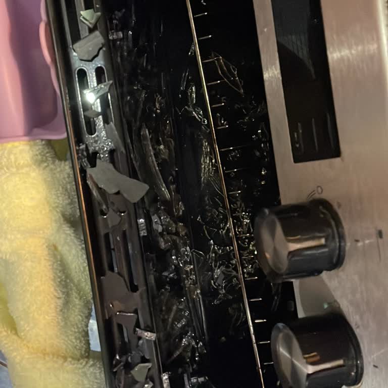 Simfer Fırının Camı Çalışırken Aniden Patladı Güvenliğim Tehlikeye Girdi