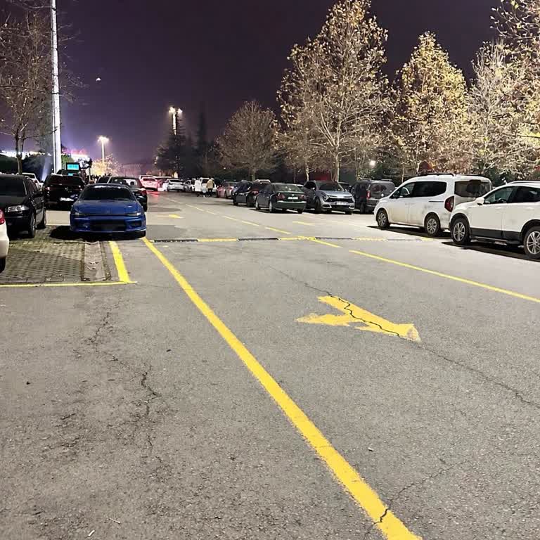 Özdilek AVM Otoparkında Yayalara Ayrılan Alanın Araçlarca İşgal Edilmesi