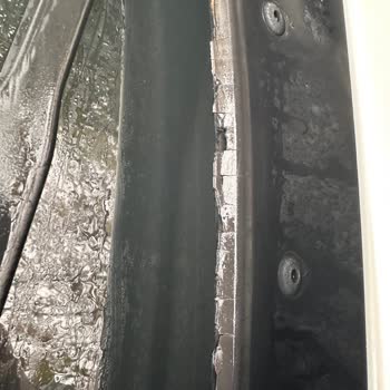 BMW 320i Ön Cam Alt Izgara Lastiğinde Erime Ve Parçalanma Sorunu