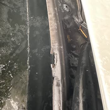 BMW 320i Ön Cam Alt Izgara Lastiğinde Erime Ve Parçalanma Sorunu