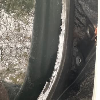 BMW 320i Ön Cam Alt Izgara Lastiğinde Erime Ve Parçalanma Sorunu