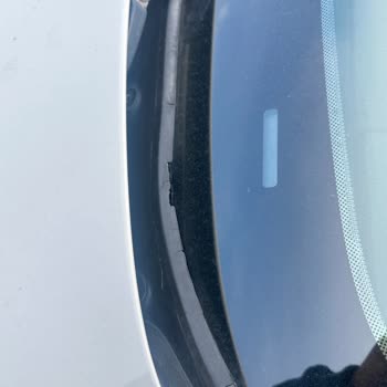 BMW F10 Ön Cam Altı Izgara Parçasında Kronik Çatlama Ve Ücretsiz Değişim Talebi