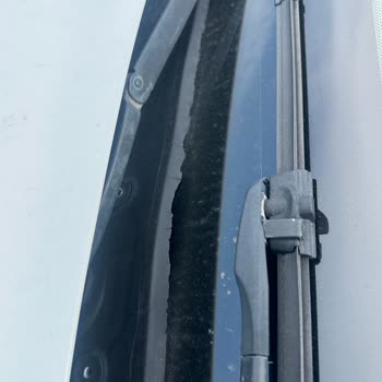 BMW F10 Ön Cam Altı Izgara Parçasında Kronik Çatlama Ve Ücretsiz Değişim Talebi