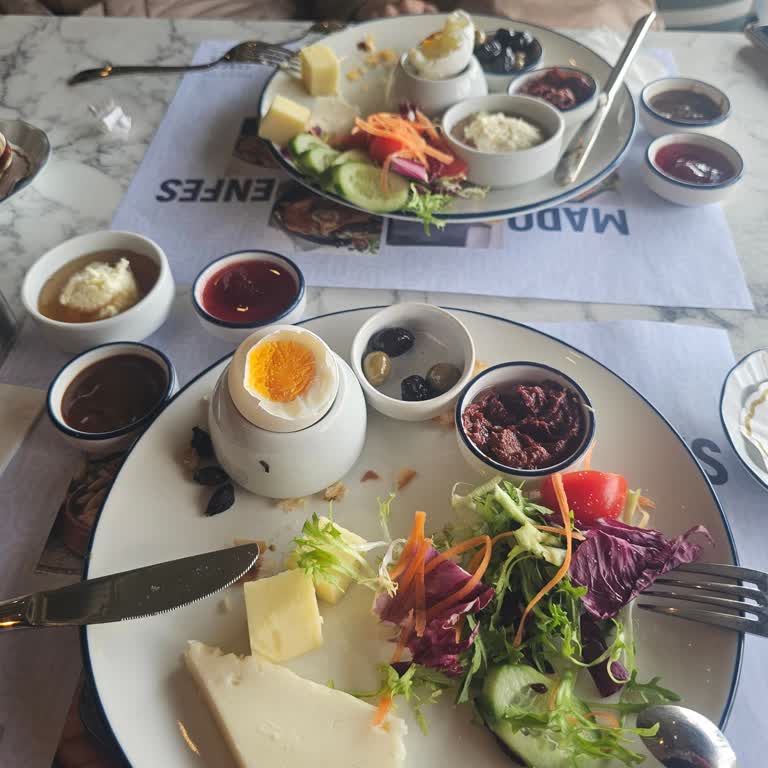 Kahvaltıda Ekmek Eksikliği Ve Yetersiz Hizmet Nedeniyle Hayal Kırıklığı