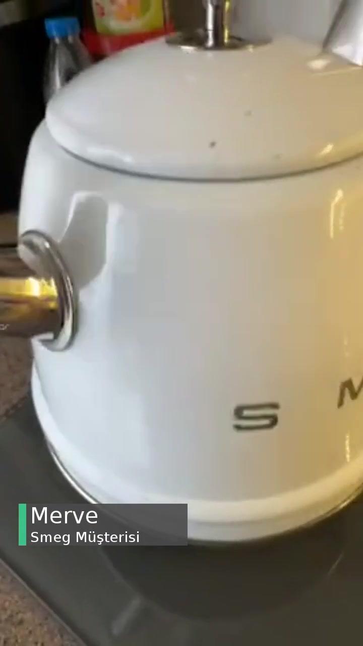 Smeg Ocak Üstü Kettle Kendiliğinden Soyulmaya Başladı Ve Giderek Arttı! videonun kapak resmi