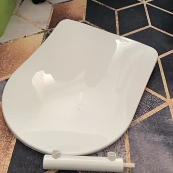 Creavit Klozet Kapaklarının Menteşe Parçaları Kırıldı, Yedek Parça Bulunamıyor