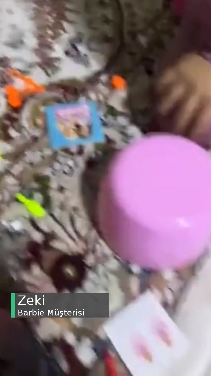 Barbie Oyun Hamurundan Cam Parçaları Çıktı videonun kapak resmi