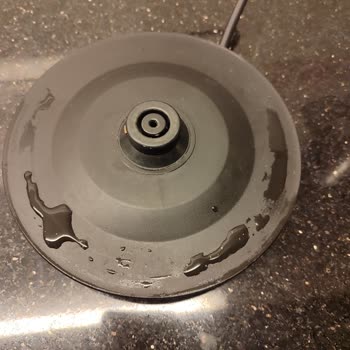 Çay Makinesinde Kırık Düğme Ve Su Akıtma Güvenlik Endişesi