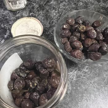 Küflü Zeytin Ve Fora Zeytin'in İlgisizliği Karşısında Hayal Kırıklığı