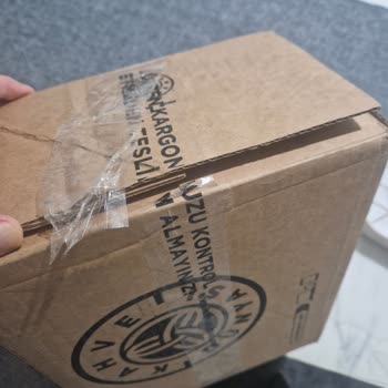 Açılmış Ve Hasarlı Çikolata Paketiyle Karşılaşmanın Şoku Ve Endişesi