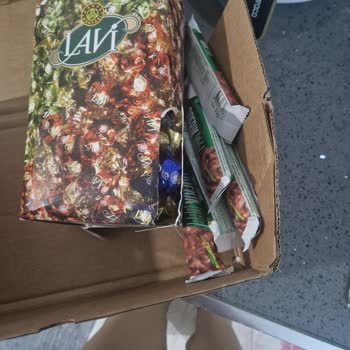 Açılmış Ve Hasarlı Çikolata Paketiyle Karşılaşmanın Şoku Ve Endişesi