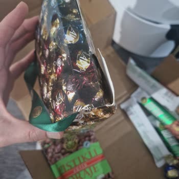 Açılmış Ve Hasarlı Çikolata Paketiyle Karşılaşmanın Şoku Ve Endişesi