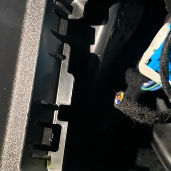 Opel Sıfır Araçta Temassız Şarj Mekanizmasının Eksik Çıkması Ve Uzayan Çözüm Süreci