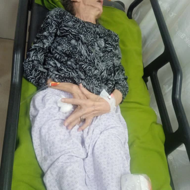 Acil Serviste Saatlerce Bekletilen Hastamıza İlgisizlik