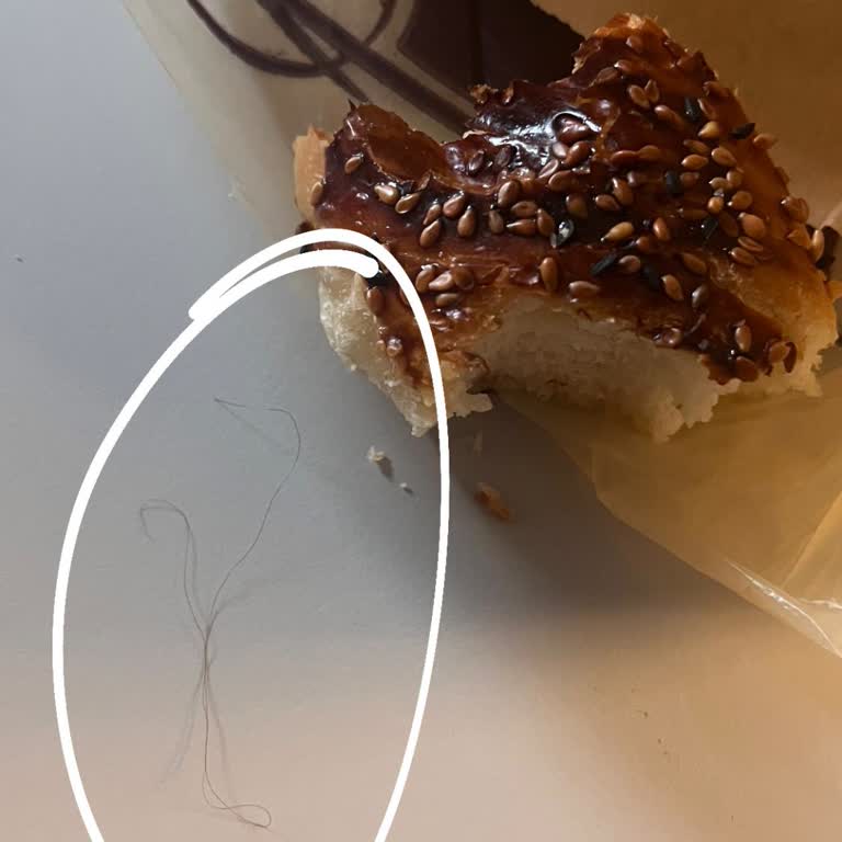 Tadhisar Unlu Mamüller Aldığım Açmadan Saç Çıktı, Hijyen Eksikliği Nedeniyle Güvenim Sarsıldı!