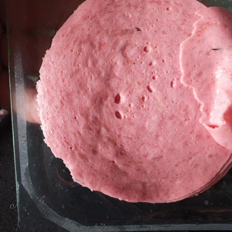 Son Kullanma Tarihi Geçmemiş Salamda Bozulma Ve Kötü Koku: Gıda Güvenliği Endişesi