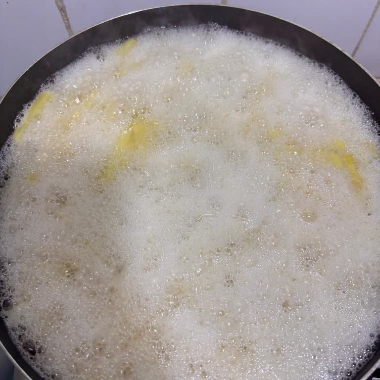 Şok Market’ten Alınan 5L Evin Sıvı Yağda Aşırı Köpürme Ve Sağlık Endişesi