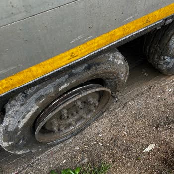 Yol Kenarındaki Tehlikeli Demir Parçası Lastiğimi Patlattı
