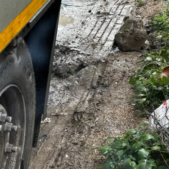Yol Kenarındaki Tehlikeli Demir Parçası Lastiğimi Patlattı