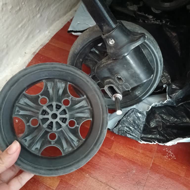 Ebebekten Aldığım Bebek Arabasının Tekerleği Sürekli Çıkıyor Güvenli Şekilde Kullanamıyorum