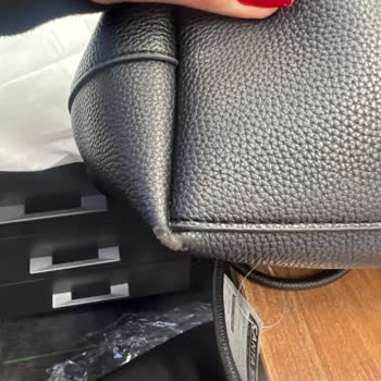 Reclamo por defecto de fabricación en bolso Benetton BNT_1501