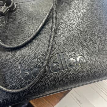 Reclamo por defecto de fabricación en bolso Benetton BNT_1501