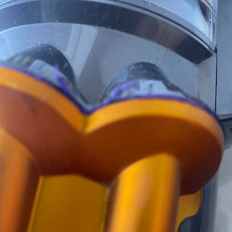 Dyson V12 Süpürgede Sürekli Uyarı, Kapanma Ve Dış Yüzeyde Soyulma Sorunu