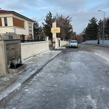 Palandöken Belediyesi Araç Yıkama Yüzünden Buzlanan Yol Çocuklar Ve Yaşlılar İçin Büyük Tehlike