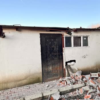 Büyükçekmece Kaymakamlığı Evimin Arkasındaki Kaçak Yapılar ve Güvenlik Sorunu Hakkında Şikayetim