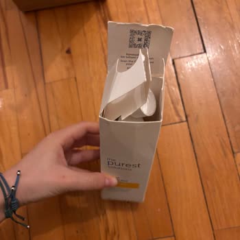 Hepsijet Kargo Kutusu Yırtılmıştı Ve İçinden Çıkan Cilt Ürünü De Paketi Açılmış Haldeydi