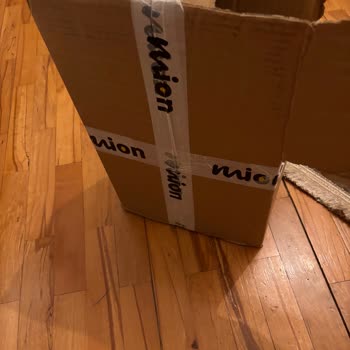 Hepsijet Kargo Kutusu Yırtılmıştı Ve İçinden Çıkan Cilt Ürünü De Paketi Açılmış Haldeydi