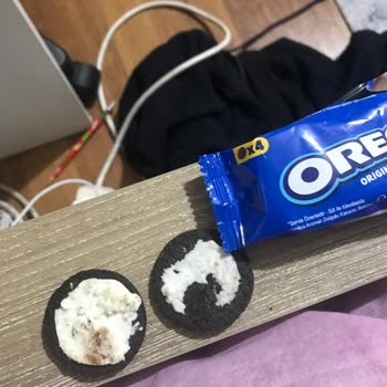 Oreo Bisküvinin İçinden Rahatsız Edici Bir Böcek Çıktığını Fark Ettim