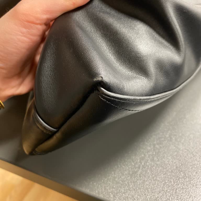 Boyner Çantanın Derisi Dökülmeye Başladı