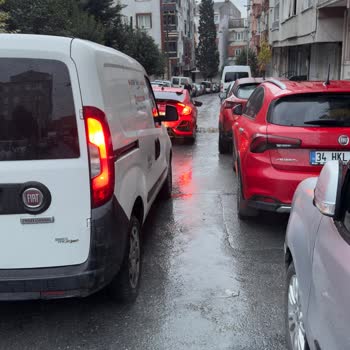 İSKİ’nin Uyarısız Çukuru Aracımın Tampon Ve Sinyal Lambasını Mahvetti