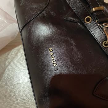 Manuka Çantasında Marka Yazısı Hatası Ve Fermuarsız Model Getirildi