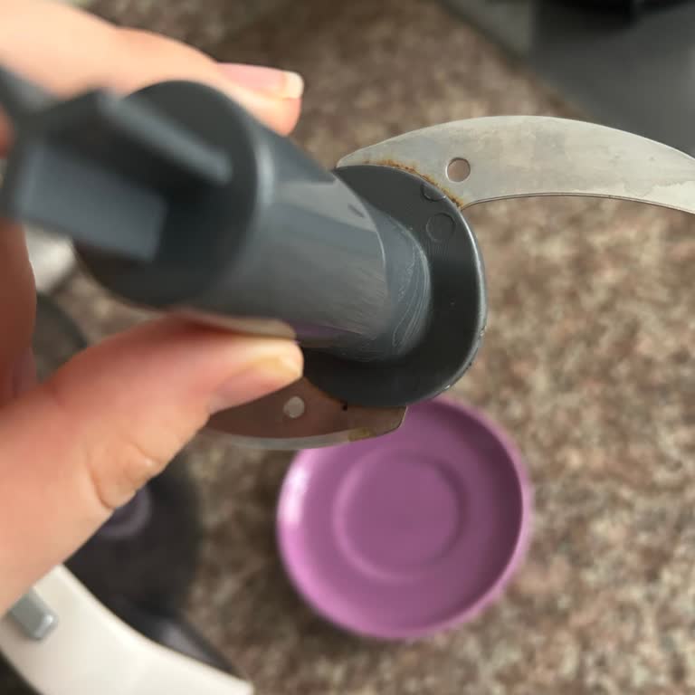 Paslanmaz Çelik Olması Gereken Blenderın Bıçağında Paslanma