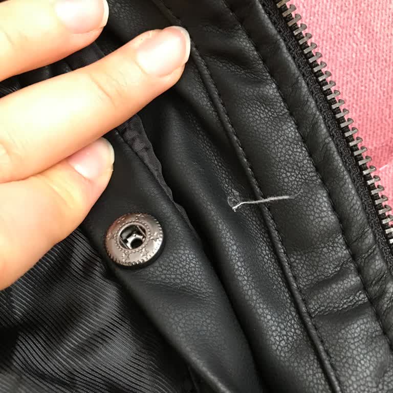 Chaqueta Lefties con cierre roto, reclamo y falta de atención