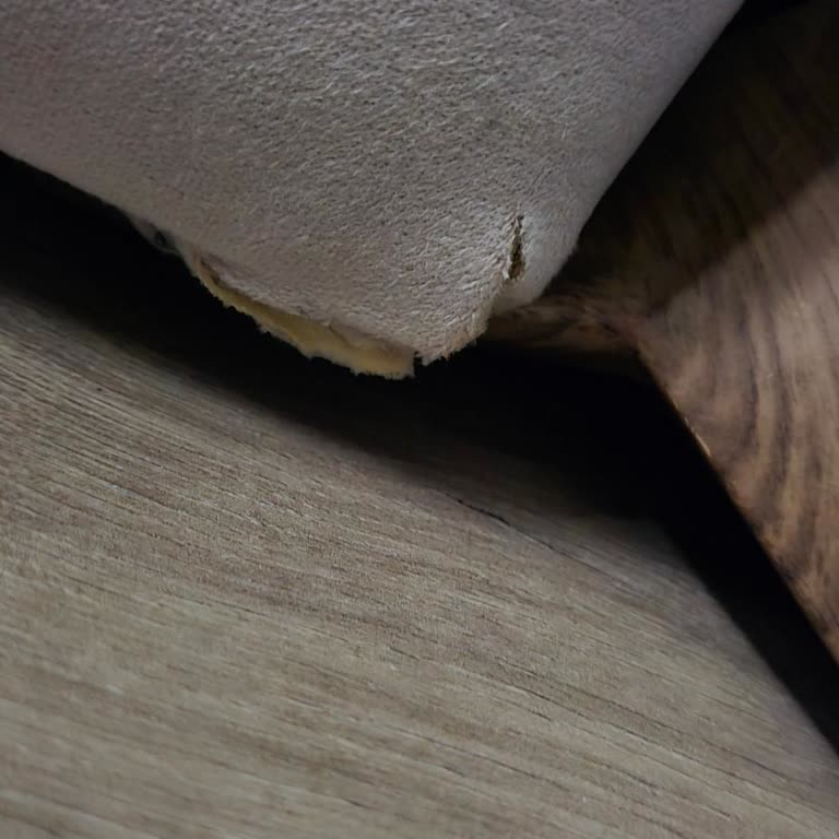 Kırılan Baza Ayakları Ve Mağaza Personelinin Kaba Tutumu