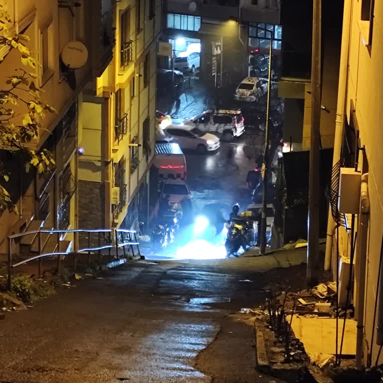 Sağ Tarafa Park Edilen Motorlar Dik Yokuşta Trafiği Tehlikeye Atıyor