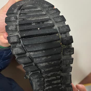 Elle Botunda Kısa Sürede Tabanda Yırtık Ve Yetersiz Garanti