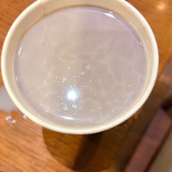 Gri Renkli Ve Garip Tatlı Çokoliko İçeceği, Baristanın Geçiştirme Tavrı