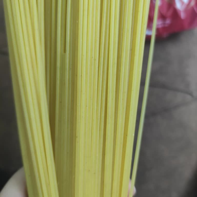 Filiz Spagetti Makarnasında Siyah Lekeler Ve Bayat Tat