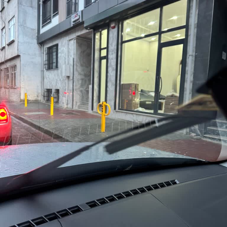 Yenidoğan Mahallesindeki Kilitli Metal Dubalar Yaya Güvenliğine Tehdit Oluşturuyor