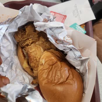 Antalya Popeyes’da Hamburger Dağınık, Personel Saygısız Ve Çözüm Sunmuyor