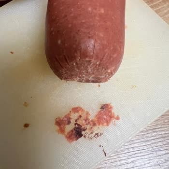 EgeTürk Sucukta Koyu Kahverengi Lekeler Kalite Endişesi Yaratıyor