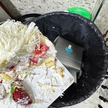 Hilal Dondurma (Samsun) Ekşimiş Çıkan Pasta