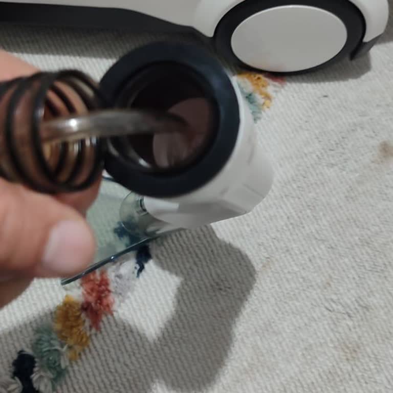 Kiwi Home Koltuk Yıkama Makinesinin Hortumu Bağlantı Noktasından İki Ayrı Yerden Yırtıldı!